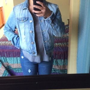• American Eagle Light Wash Jean Jacket •